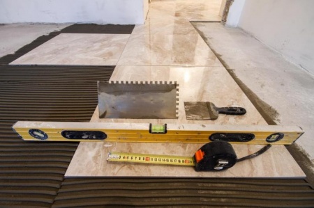 La pose de chape à Berchères-les-Pierres, un savoir-faire technique